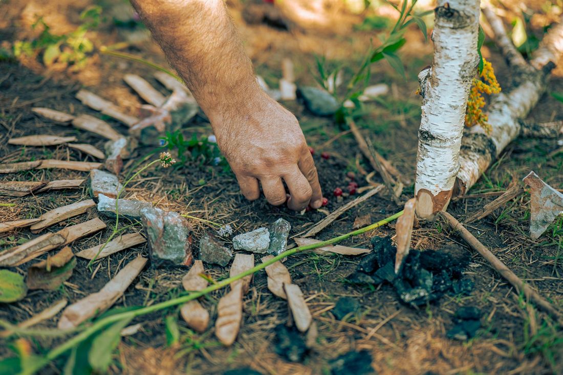 Ritual-Kreis aus Naturmaterialien, von Hand gelegt