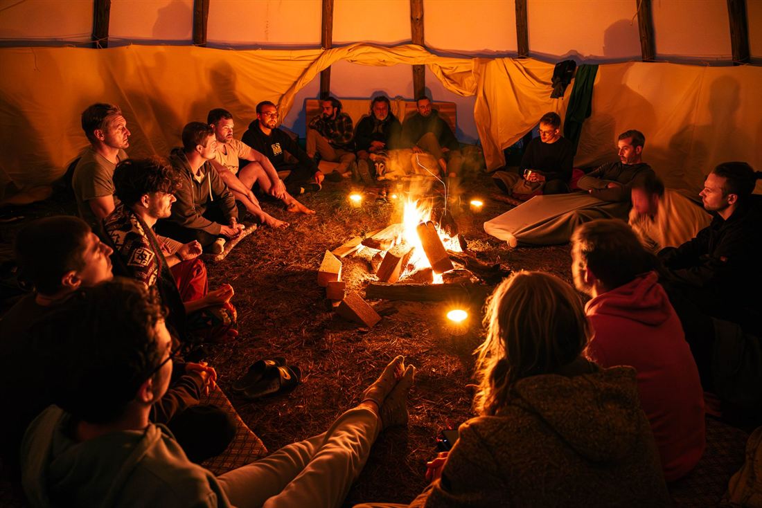 Menschen im Kreis am Lagerfeuer